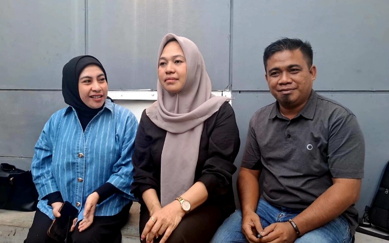 Diani Hastuti Tiwar (Tengah) Menyampaikan Permohonan Maaf Secara Terbuka. (Istimewa)