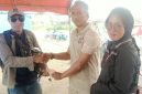 Ketua Koordinator Penggalangan Dana Pulau Taliabu, M. Umar Rumfaran Menyerahkan Bantuan Kepada Warga Terdampak Kebakaran. (RakyatMu)