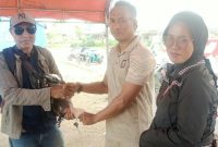 Ketua Koordinator Penggalangan Dana Pulau Taliabu, M. Umar Rumfaran Menyerahkan Bantuan Kepada Warga Terdampak Kebakaran. (RakyatMu)