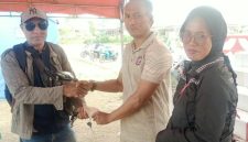 Ketua Koordinator Penggalangan Dana Pulau Taliabu, M. Umar Rumfaran Menyerahkan Bantuan Kepada Warga Terdampak Kebakaran. (RakyatMu)