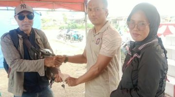 Ketua Koordinator Penggalangan Dana Pulau Taliabu, M. Umar Rumfaran Menyerahkan Bantuan Kepada Warga Terdampak Kebakaran. (RakyatMu)