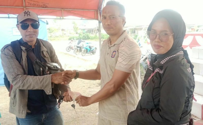 Ketua Koordinator Penggalangan Dana Pulau Taliabu, M. Umar Rumfaran Menyerahkan Bantuan Kepada Warga Terdampak Kebakaran. (RakyatMu)