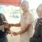 Ketua Koordinator Penggalangan Dana Pulau Taliabu, M. Umar Rumfaran Menyerahkan Bantuan Kepada Warga Terdampak Kebakaran. (RakyatMu)