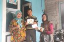 Petugas BP2RD Kota Ternate Menyambangi Wajib Pajak di Kelurahan Kalumata. (RakyatMu)
