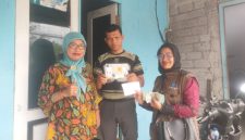 Petugas BP2RD Kota Ternate Menyambangi Wajib Pajak di Kelurahan Kalumata. (RakyatMu)