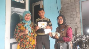 Petugas BP2RD Kota Ternate Menyambangi Wajib Pajak di Kelurahan Kalumata. (RakyatMu)
