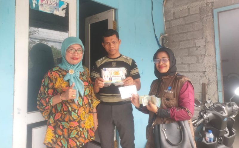 Petugas BP2RD Kota Ternate Menyambangi Wajib Pajak di Kelurahan Kalumata. (RakyatMu)