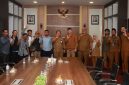 Sekda Kota Ternate, Dr. Rizal Marsaoly Bersama UMKM Kopi Jalanan di Benteng Oranje Usai Audiens. (Ongky for RakyatMu