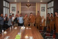 Sekda Kota Ternate, Dr. Rizal Marsaoly Bersama UMKM Kopi Jalanan di Benteng Oranje Usai Audiens. (Ongky for RakyatMu