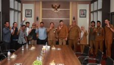 Sekda Kota Ternate, Dr. Rizal Marsaoly Bersama UMKM Kopi Jalanan di Benteng Oranje Usai Audiens. (Ongky for RakyatMu