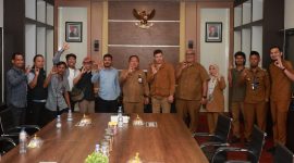 Sekda Kota Ternate, Dr. Rizal Marsaoly Bersama UMKM Kopi Jalanan di Benteng Oranje Usai Audiens. (Ongky for RakyatMu