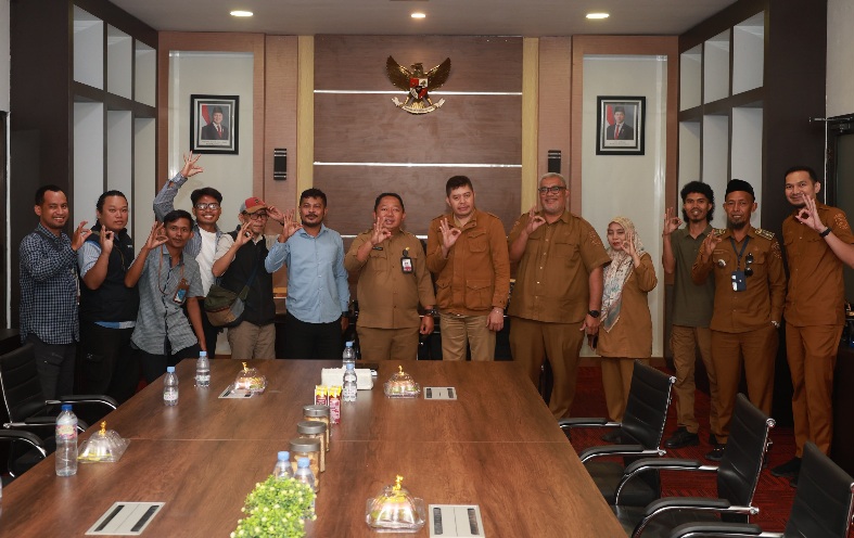 Sekda Kota Ternate, Dr. Rizal Marsaoly Bersama UMKM Kopi Jalanan di Benteng Oranje Usai Audiens. (Ongky for RakyatMu
