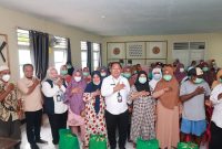 Sekda Kota Ternate, Rizal Marsaoly Bersama Penerima Bantuan 