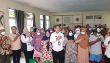 Sekda Kota Ternate, Rizal Marsaoly Bersama Penerima Bantuan