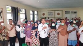 Sekda Kota Ternate, Rizal Marsaoly Bersama Penerima Bantuan 
