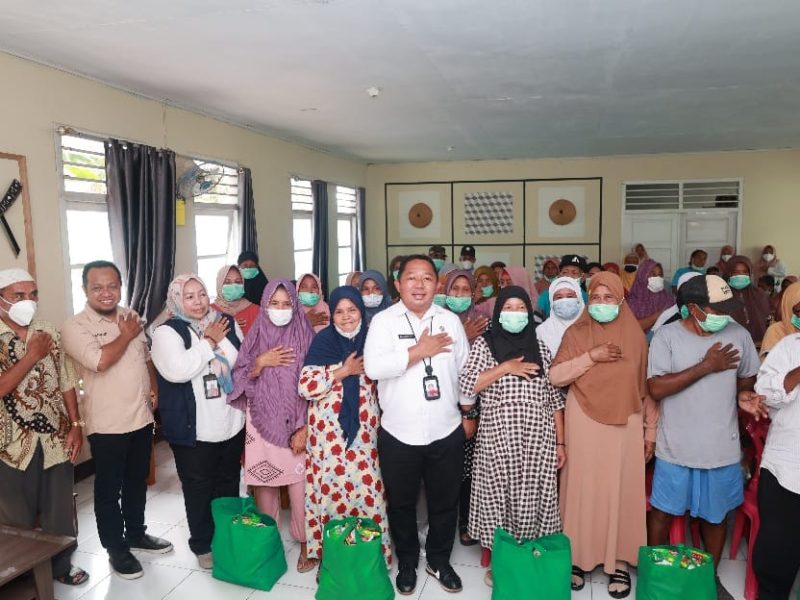 Sekda Kota Ternate, Rizal Marsaoly Bersama Penerima Bantuan