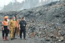 Sekda Kota Ternate, Rizal Marsaoly Didampingi Kepala BPBD dan Kepala DLH Pantau Lokasi Kebakaran di TPA Buku Deru-Deru, Kelurahan Takome. (Diskominfo for RakyatMu)