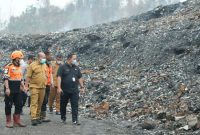Sekda Kota Ternate, Rizal Marsaoly Didampingi Kepala BPBD dan Kepala DLH Pantau Lokasi Kebakaran di TPA Buku Deru-Deru, Kelurahan Takome. (Diskominfo for RakyatMu)