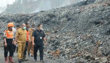 Sekda Kota Ternate, Rizal Marsaoly Didampingi Kepala BPBD dan Kepala DLH Pantau Lokasi Kebakaran di TPA Buku Deru-Deru, Kelurahan Takome. (Diskominfo for RakyatMu)