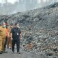 Sekda Kota Ternate, Rizal Marsaoly Didampingi Kepala BPBD dan Kepala DLH Pantau Lokasi Kebakaran di TPA Buku Deru-Deru, Kelurahan Takome. (Diskominfo for RakyatMu)