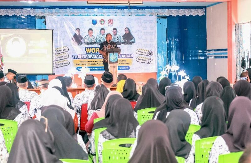 Ketua PGRI Kota Ternate, Dr. Rizal Marsaoly saat Membuka Workshop Transformasi Pembelajaran. (Ongky for RakyatMu)