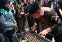 Sekda Kota Ternate, Dr Rizal Marsaoly  meresmikan Gedung Sekretariat dan Studio Radio Generasi Muda Sultan Babullah di Pendopo Bala Kesultanan Ternate. (Onky for RakyatMu)