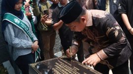 Sekda Kota Ternate, Dr Rizal Marsaoly  meresmikan Gedung Sekretariat dan Studio Radio Generasi Muda Sultan Babullah di Pendopo Bala Kesultanan Ternate. (Onky for RakyatMu)