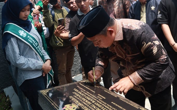 Sekda Kota Ternate, Dr Rizal Marsaoly meresmikan Gedung Sekretariat dan Studio Radio Generasi Muda Sultan Babullah di Pendopo Bala Kesultanan Ternate. (Onky for RakyatMu)