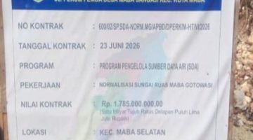 Papan informasi proyek di lokasi pekerjaan normalisasi di Kecamatan Maba Selatan, Halmahera Timur. (Istimewa/RakyatMu)