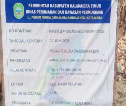 Papan informasi proyek di lokasi pekerjaan normalisasi di Kecamatan Maba Selatan, Halmahera Timur. (Istimewa/RakyatMu)