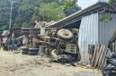 Truk Molen terbalik di tikungan belakang Kampus I Unkhair Ternate, dekat Fakultas FKIP, Kelurahan Akehuda. (RakyatMu)