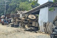 Truk Molen terbalik di tikungan belakang Kampus I Unkhair Ternate, dekat Fakultas FKIP, Kelurahan Akehuda. (RakyatMu)