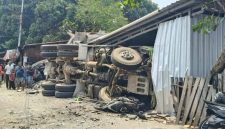 Truk Molen terbalik di tikungan belakang Kampus I Unkhair Ternate, dekat Fakultas FKIP, Kelurahan Akehuda. (RakyatMu)