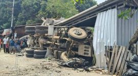 Truk Molen terbalik di tikungan belakang Kampus I Unkhair Ternate, dekat Fakultas FKIP, Kelurahan Akehuda. (RakyatMu)