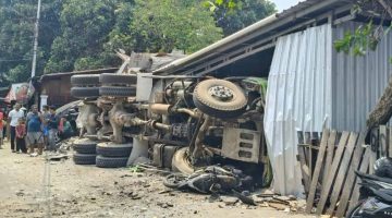 Truk Molen terbalik di tikungan belakang Kampus I Unkhair Ternate, dekat Fakultas FKIP, Kelurahan Akehuda. (RakyatMu)