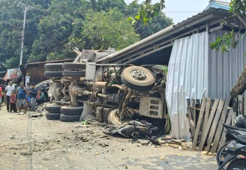 Truk Molen terbalik di tikungan belakang Kampus I Unkhair Ternate, dekat Fakultas FKIP, Kelurahan Akehuda. (RakyatMu)