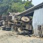 Truk Molen terbalik di tikungan belakang Kampus I Unkhair Ternate, dekat Fakultas FKIP, Kelurahan Akehuda. (RakyatMu)