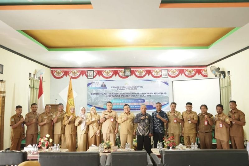 Wakil Bupati Pulau Taliabu, La Ode Yasir Bersama Peserta Bimbingan Teknis LKj-IP Tahun 2026. (Ikhy/RakyatMu)
