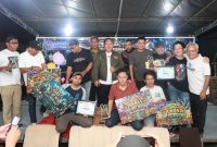 Sekda Kota Ternate, Dr. Rizal Marsaoly Bersama Pemenang Turnamen Domino Faluwe. (Istimewa)