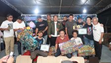 Sekda Kota Ternate, Dr. Rizal Marsaoly Bersama Pemenang Turnamen Domino Faluwe. (Istimewa)