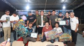 Sekda Kota Ternate, Dr. Rizal Marsaoly Bersama Pemenang Turnamen Domino Faluwe. (Istimewa)