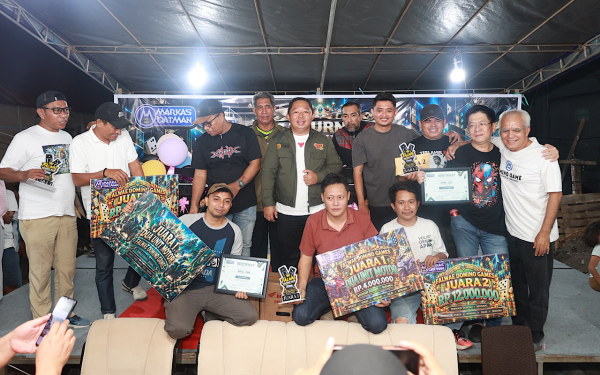 Sekda Kota Ternate, Dr. Rizal Marsaoly Bersama Pemenang Turnamen Domino Faluwe. (Istimewa)